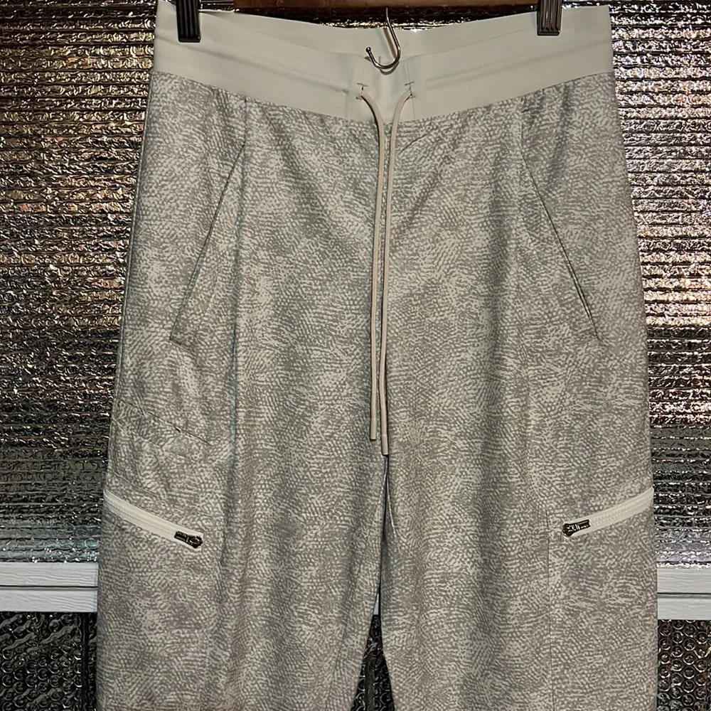 Athleta Venture Printed Joggers Pants Viper Grey. Size 0 - Picture 2 of 7